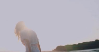 Güneşli yaz günü boyunca kumlu plajda rahatlatıcı elbise Pretty mutlu kız - yavaş hareket video