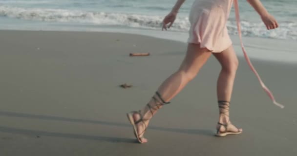 Menina Muito Feliz Vestido Relaxante Praia Durante Dia Ensolarado Verão — Vídeo de Stock