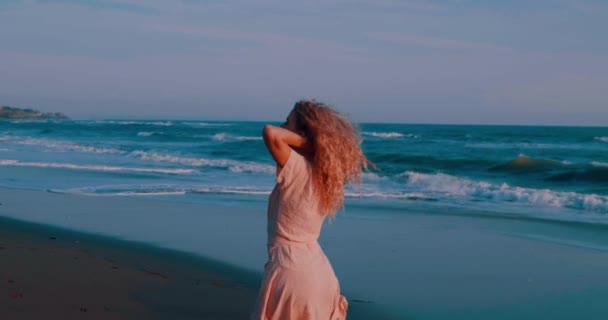 Menina Muito Feliz Vestido Relaxante Praia Durante Dia Ensolarado Verão — Vídeo de Stock