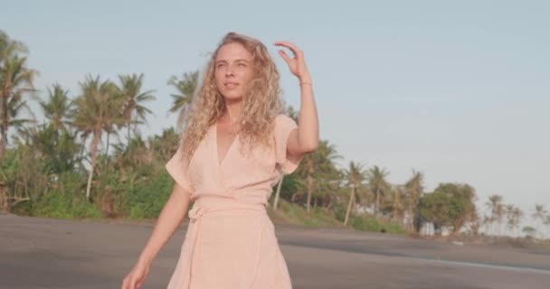 Chica Bastante Feliz Vestido Relajante Playa Tropical Durante Soleado Día — Vídeos de Stock