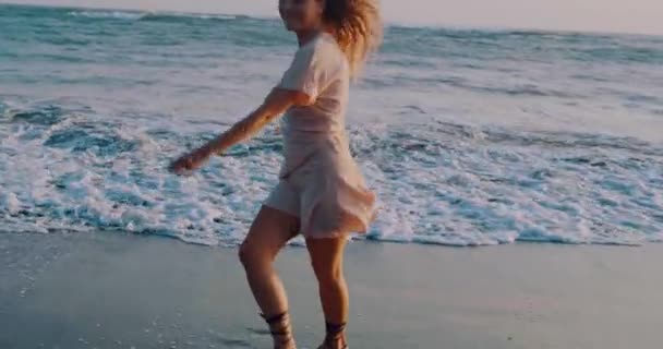 漂亮的女孩在礼服放松在沙滩上在阳光明媚的夏日 视频在慢动作 — 图库视频影像