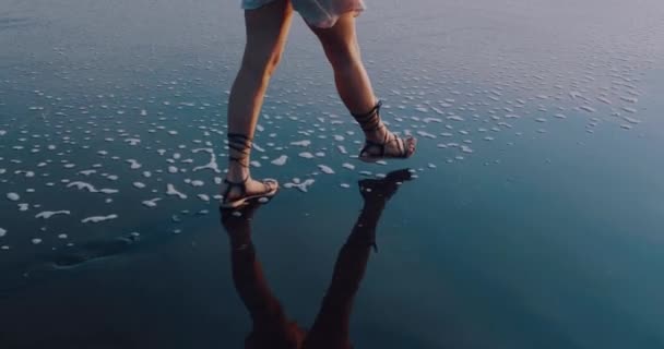 Chica Bastante Feliz Vestido Relajante Playa Arena Durante Soleado Día — Vídeo de stock