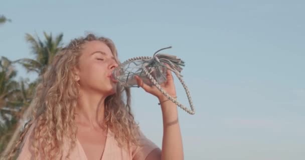 Elég Boldog Lány Ruha Pihentető Trópusi Tengerparton Fiatal Ivóvíz Üvegpalack — Stock videók