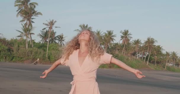 Ziemlich Glückliches Mädchen Kleid Entspannt Sich Einem Sonnigen Sommertag Tropischen — Stockvideo