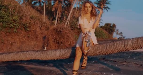 Chica Bastante Feliz Vestido Relajante Playa Tropical Durante Hermoso Atardecer — Vídeos de Stock