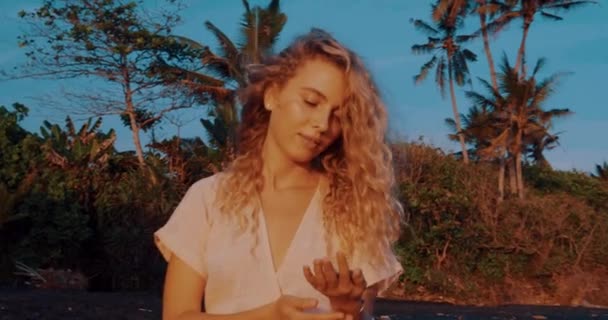 Досить Щаслива Дівчина Одязі Розслабляється Тропічному Пляжі Молода Жінка Збирає — стокове відео