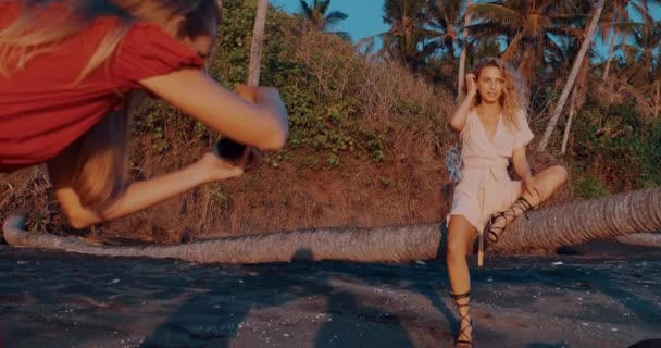 Menina Bonita Vestido Posando Para Fotógrafo Praia Tropical Durante Pôr — Vídeo de Stock