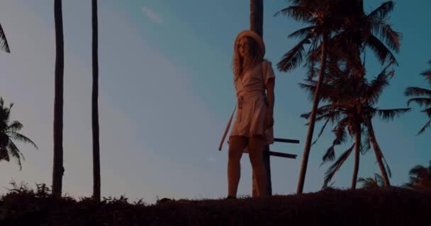 Досить Щаслива Дівчина Одязі Капелюсі Розслабляється Біля Тропічного Пляжу Під — стокове відео