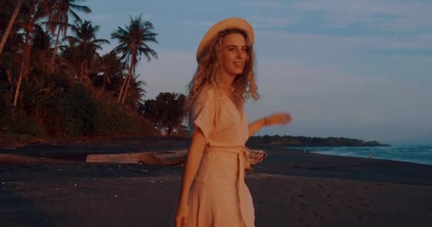 Retrato Una Chica Bastante Feliz Vestido Sombrero Relajándose Playa Tropical — Vídeos de Stock