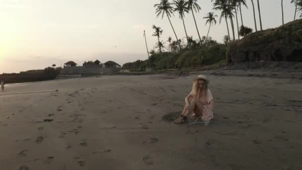 Szép Boldog Lány Ruha Kalap Pihentető Homokos Strandon Során Gyönyörű — Stock videók