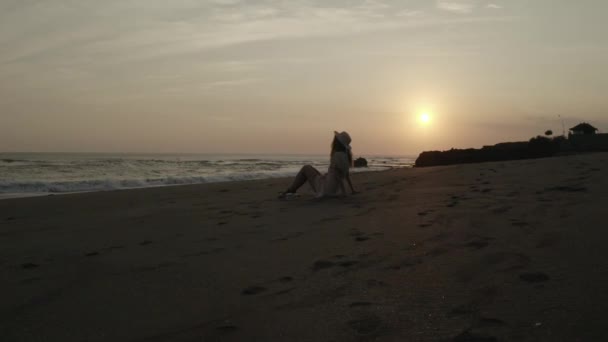 Chica Bastante Feliz Vestido Sombrero Relajante Playa Arena Durante Hermoso — Vídeos de Stock