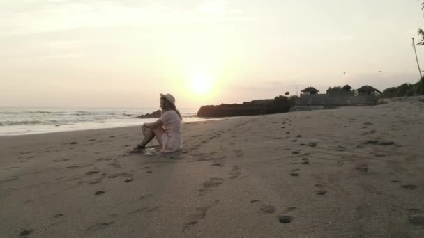 Chica Bastante Feliz Vestido Sombrero Relajante Playa Arena Durante Hermoso — Vídeos de Stock