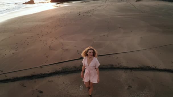 Menina Muito Feliz Vestido Chapéu Relaxante Praia Areia Durante Belo — Vídeo de Stock