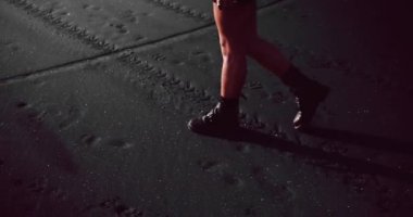 Siyah kum plajda yürüyen siyah elbise ve çizmeler şehvetli esmer kız Closeup bacaklar - yavaş hareket video