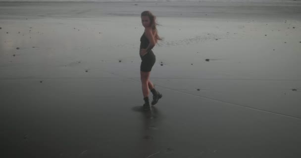 Sensual Menina Morena Vestido Preto Botas Posando Praia Areia Preta — Vídeo de Stock