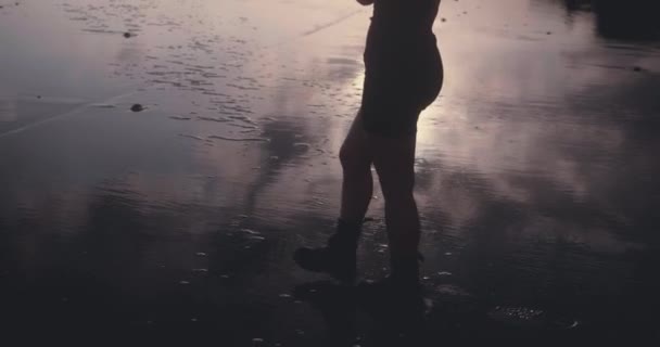 Chica Morena Sensual Vestido Negro Botas Posando Playa Arena Negra — Vídeo de stock