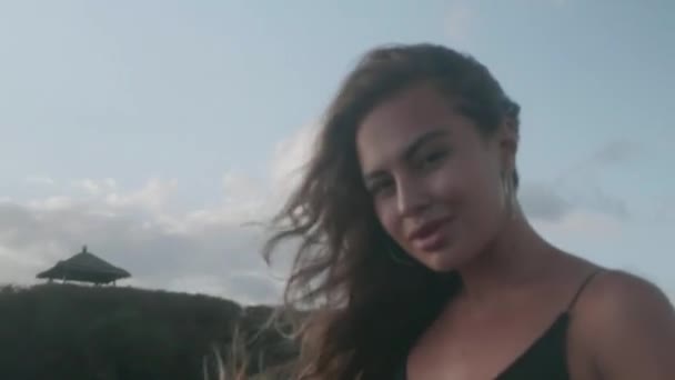 Retrato Chica Morena Sensual Vestido Negro Posando Playa Arena Negra — Vídeos de Stock