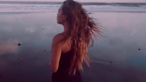 Retrato Menina Morena Sensual Vestido Preto Posando Praia Areia Preta — Vídeo de Stock