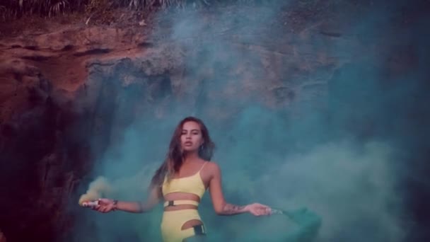 Sinnliches Brünettes Mädchen Neon Outfit Mit Farbigem Rauch Schwarzen Sandstrand — Stockvideo