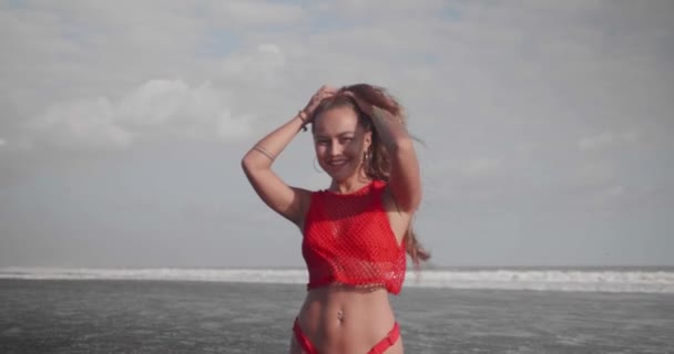 Chica Morena Sensual Bikini Rojo Parte Superior Posando Playa Video — Vídeo de stock