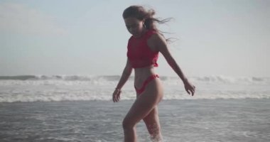 Kırmızı bikini ve plajda poz üst şehvetli esmer kız - yavaş çekim video
