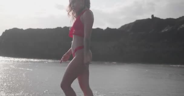 Sensuale Ragazza Bruna Bikini Rosso Top Posa Sulla Spiaggia Sabbia — Video Stock