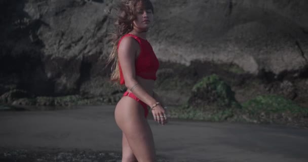 Zmysłowy Brunetka Dziewczyna Czerwonym Bikini Top Stwarzające Czarnym Piasku Plaży — Wideo stockowe