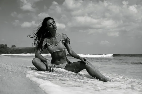 Όμορφη Γυναίκα Fitness Στο Μπικίνι Που Ποζάρει Στην Παραλία Μαύρο — Φωτογραφία Αρχείου