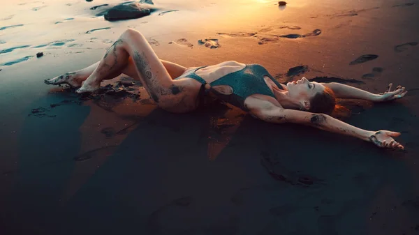 Красива Чуттєва Жінка Блискучому Купальнику Позує Пляжі Піском Під Час — стокове фото