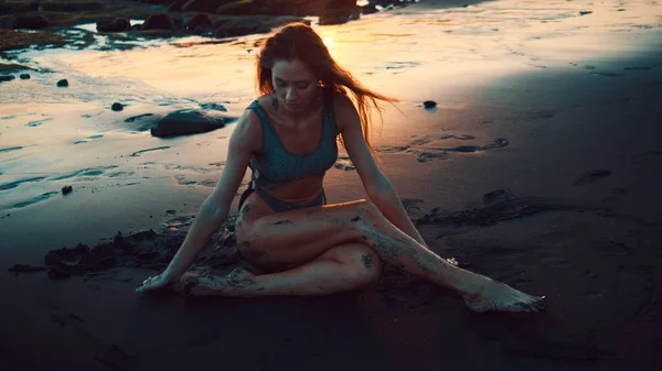 Schöne Sinnliche Frau Funkelndem Badeanzug Posiert Schwarzen Sandstrand Bei Herrlichem — Stockfoto
