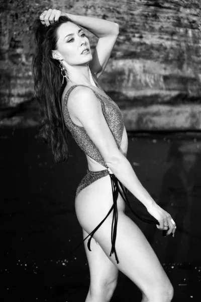Beautiful Sensual Woman Sparkling Swimsuit Posing Beach Rocks Background Black — Stock Photo, Image