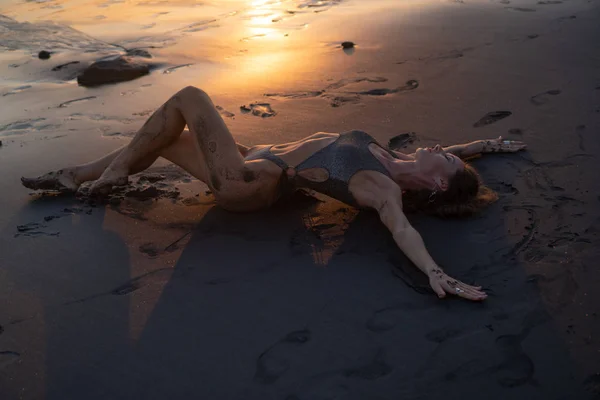 Schöne Sinnliche Frau Funkelndem Badeanzug Posiert Schwarzen Sandstrand Bei Herrlichem — Stockfoto