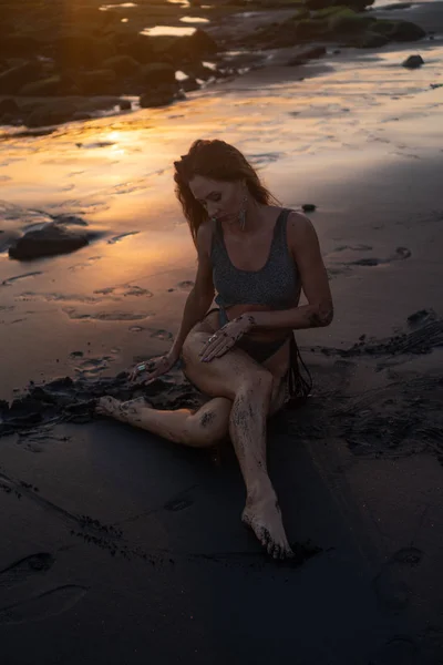Красива Чуттєва Жінка Блискучому Купальнику Позує Пляжі Піском Під Час — стокове фото
