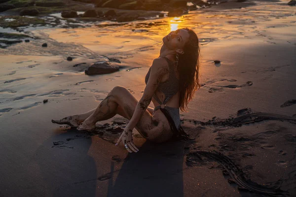 Mooie Sensuele Vrouw Sprankelende Badpak Poseren Het Zwarte Zandstrand Tijdens — Stockfoto