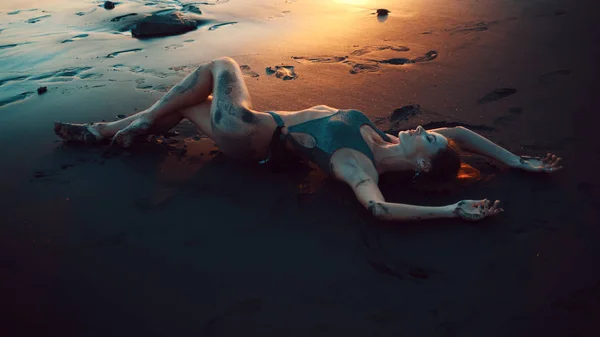 Piękna Zmysłowe Kobiety Musujące Strój Kąpielowy Pozowanie Czarnej Piaszczystej Plaży — Zdjęcie stockowe