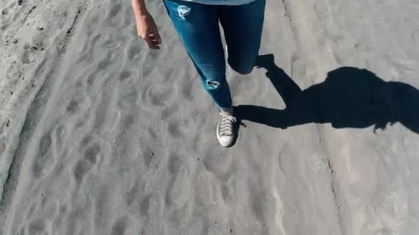 Volkanik Tozlu Çölde Yürüyen Kadının Yüksek Açı Görünümü Bacakları Yavaş — Stok video
