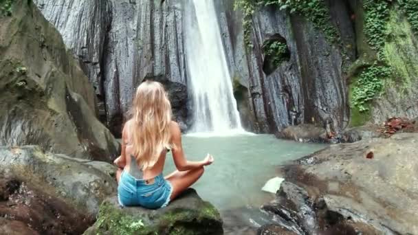 Задняя Часть Женщины Медитирует Красивого Водопада Зеленом Тропическом Лесу Бали — стоковое видео