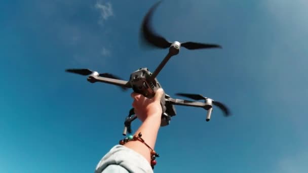 Mão Feminina Liberando Drone Para Voar Perto Vulcão Mount Bromo — Vídeo de Stock