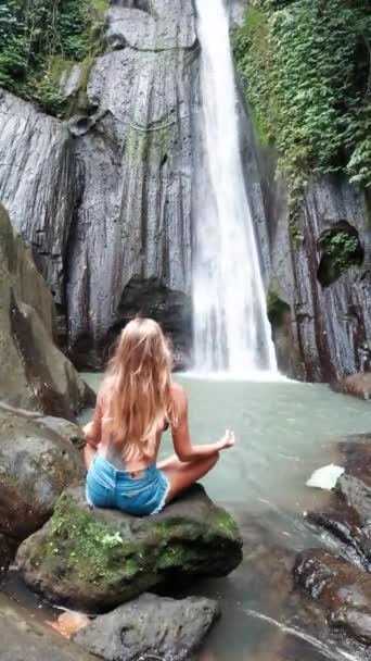 Powrót Kobiety Medytacji Pięknym Wodospadem Zielonym Tropikalnym Lesie Deszczowym Bali — Wideo stockowe