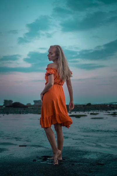 Bella Donna Sensuale Abito Arancione Posa Sulla Spiaggia Sabbia Nera — Foto Stock