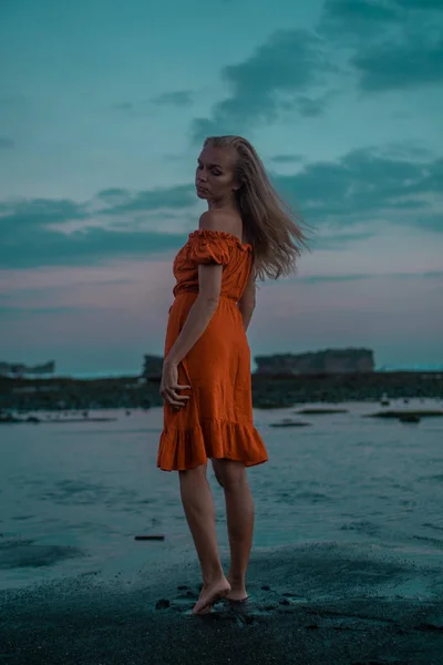 Schöne Sinnliche Frau Orangefarbenem Kleid Posiert Schwarzen Sandstrand Während Des — Stockfoto