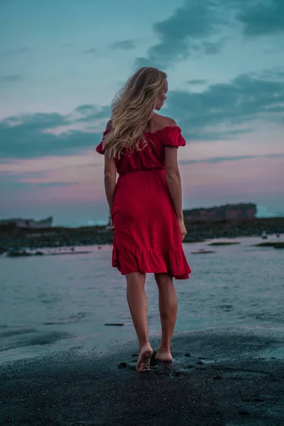 Vista Posterior Hermosa Mujer Sensual Vestido Rojo Posando Playa Arena — Foto de Stock