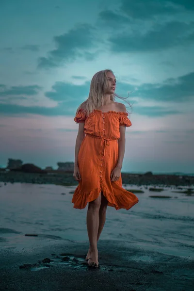 Bella Donna Sensuale Abito Arancione Posa Sulla Spiaggia Sabbia Nera — Foto Stock