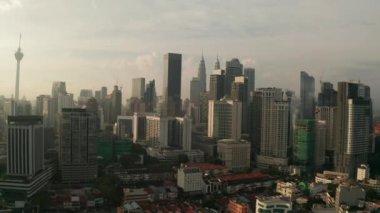 Gece Kuala Lumpur şehir siluetinin yüksek katlı binadan görünümü