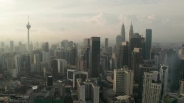 Gece Kuala Lumpur şehir siluetinin yüksek katlı binadan görünümü