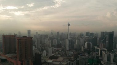 Gece Kuala Lumpur şehir siluetinin yüksek katlı binadan görünümü