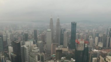 Gece Kuala Lumpur şehir siluetinin yüksek katlı binadan görünümü