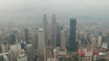 Gece Kuala Lumpur şehir siluetinin yüksek katlı binadan görünümü