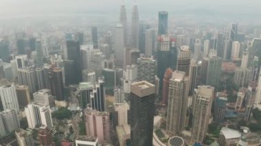 Gece Kuala Lumpur şehir siluetinin yüksek katlı binadan görünümü