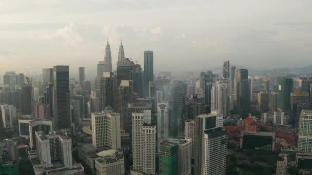 Gece Kuala Lumpur Şehir Siluetinin Yüksek Katlı Binadan Görünümü — Stok video